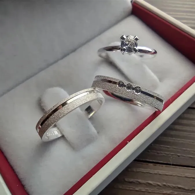 Par de Alianças 3mm Diamantada friso lateral 3 pedras cravejadas + Anél sólitario clássico