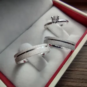 Par de Alianças 4mm Diamantada com friso na lateral + Anél sóliatrio clássico
