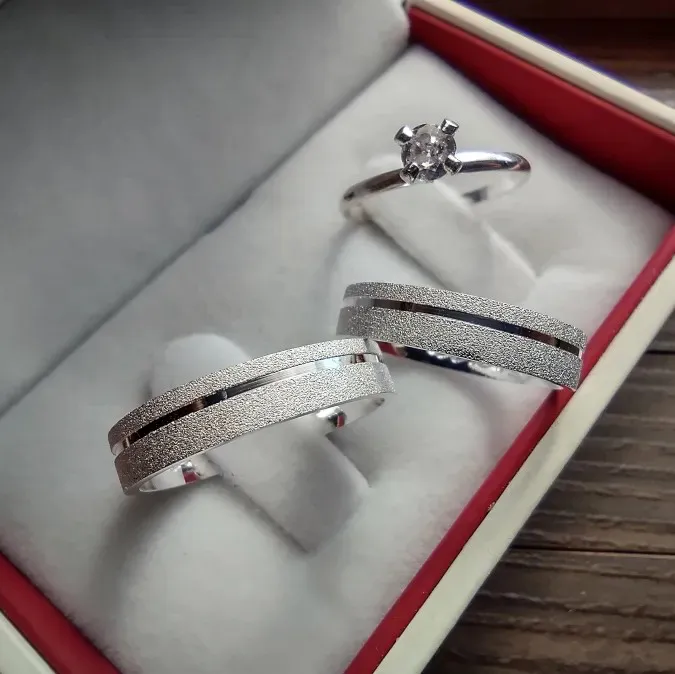 Par de Alianças 4mm Diamantada com friso na lateral + Anél sóliatrio clássico