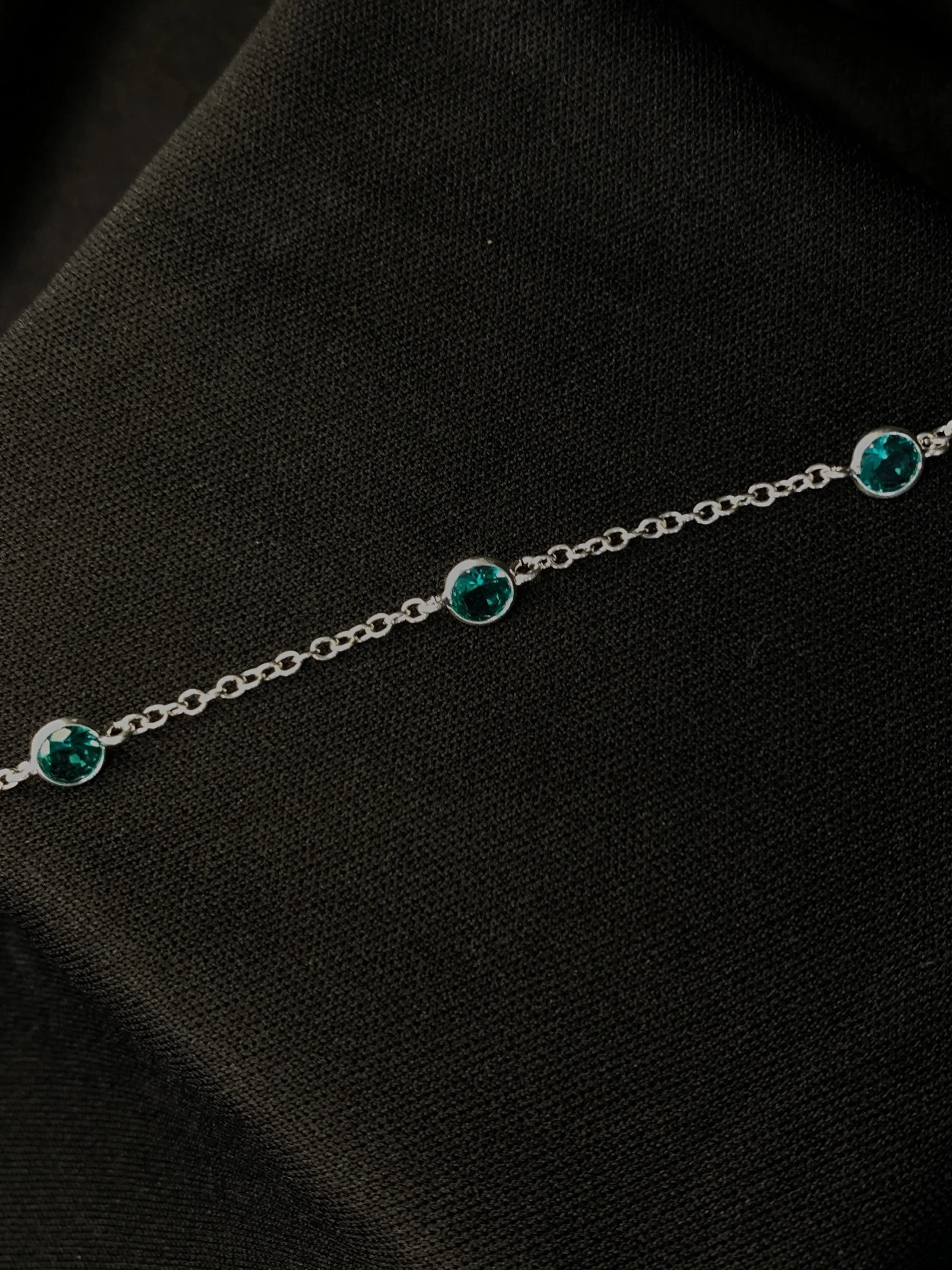 Pulseira modelo "Pedras Verde Esmeralda"