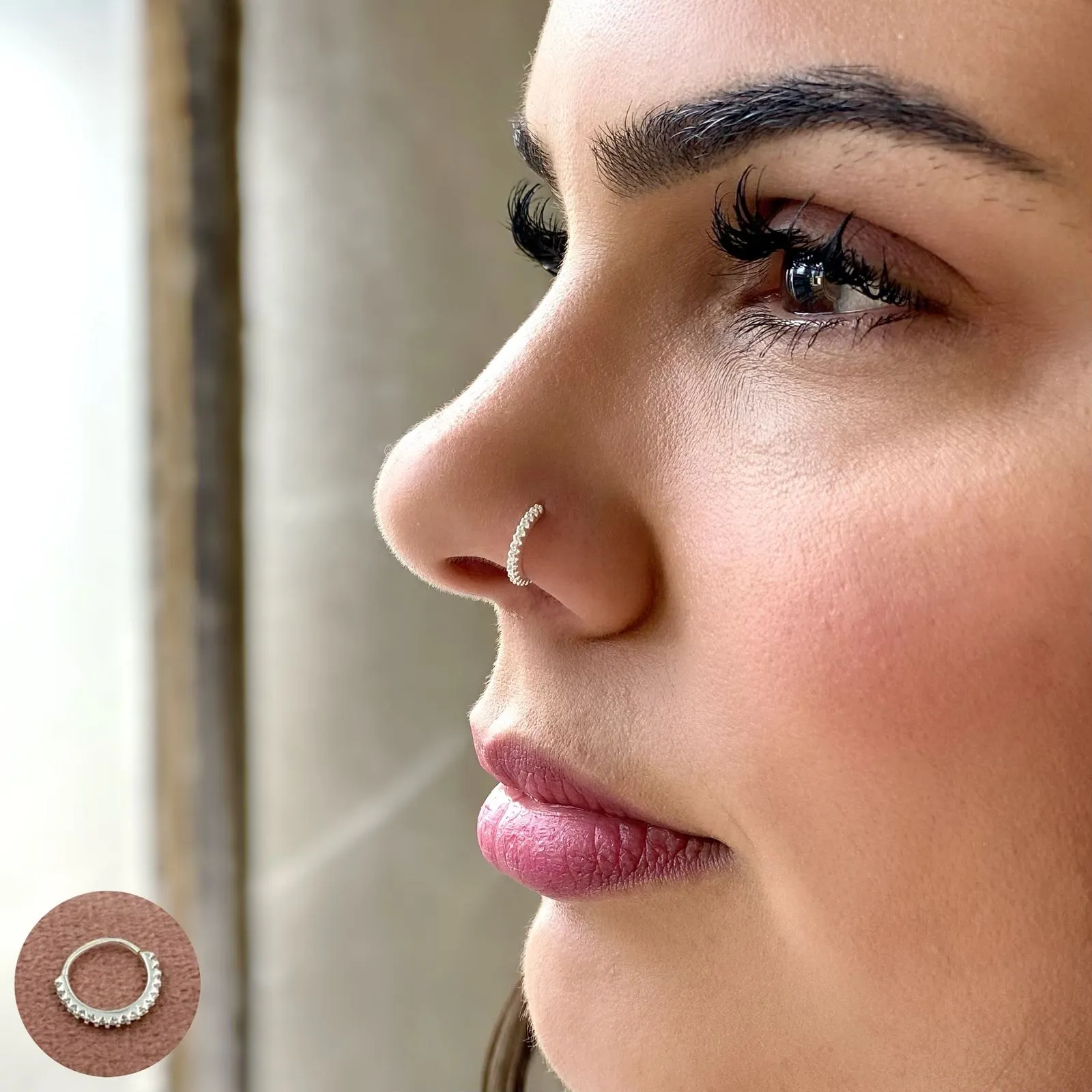 Piercing modelo "Nariz Argola Cravejada"