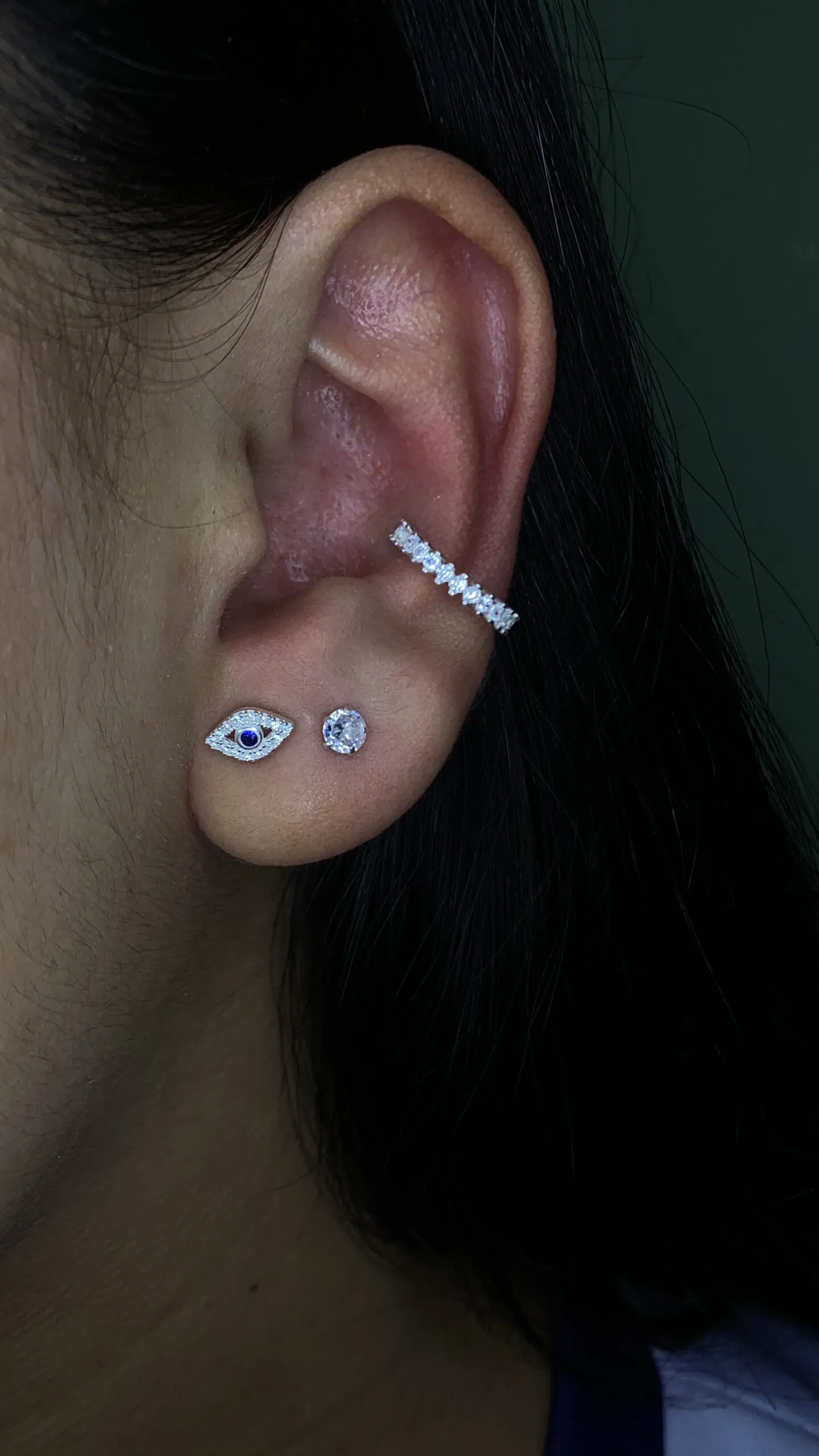 Piercing modelo "Conch Cravejado"