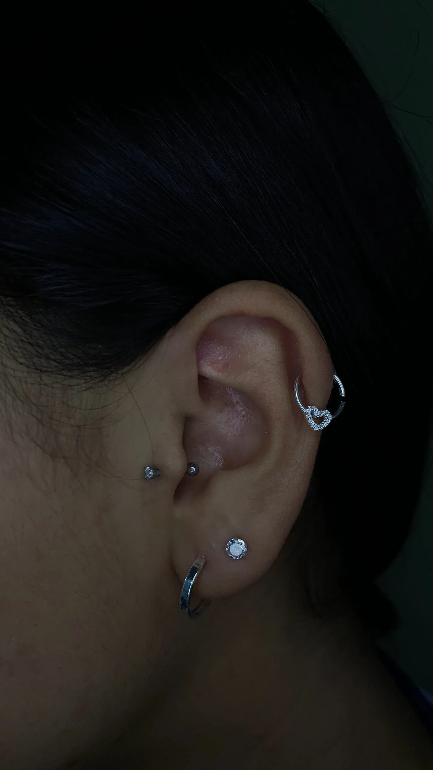 Piercing modelo "Hélix Coração com Brilho"